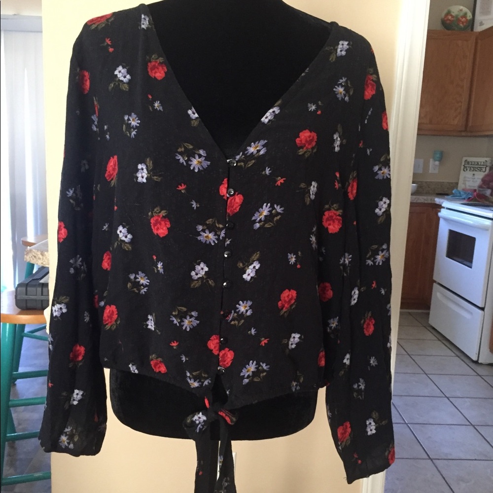 🌟Black floral button down
